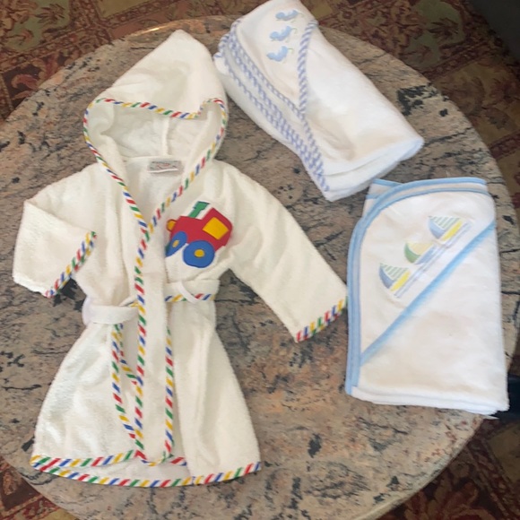 mullins square Other - 5/25$. MULLINS SQUARE KIDS BATH ROBE a& 2-TOWEL BUNDLE